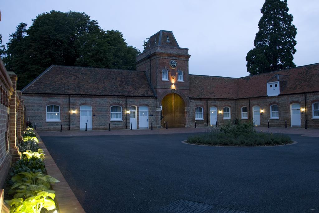 Oakley Hall Hotel Basingstoke Exterior photo